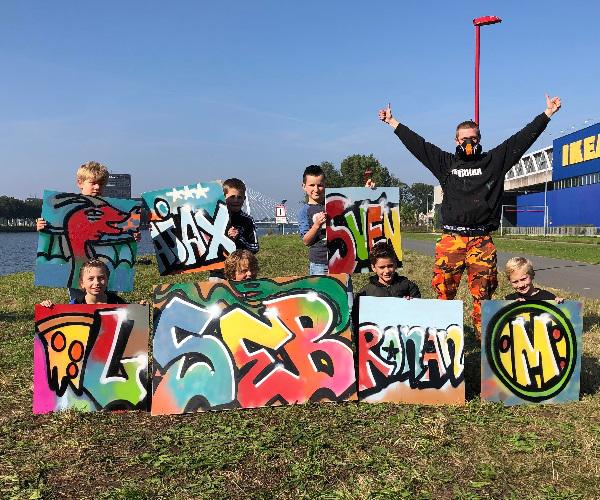 Met de jarige zijn feestje en zijn vriendjes graffiti panelen maken